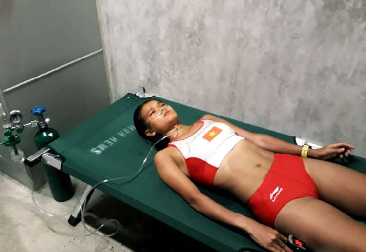 Ngay sau khi kết thúc phần thi, do kiệt sức vì chạy dưới thời tiết nắng nóng và địa hình thi đấu hiểm trở tại Philippines, Hồng Lệ đã ngã gục khiến nhiều người hốt hoảng.