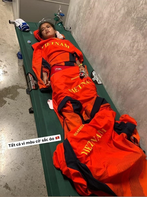 Nữ vật động viên Việt Nam được đưa vào thở oxi ngay sau đó. Thậm chí Hồng Lệ còn không thể tự mặc quần áo dài và phải có người bế lên bục nhận huy chương.