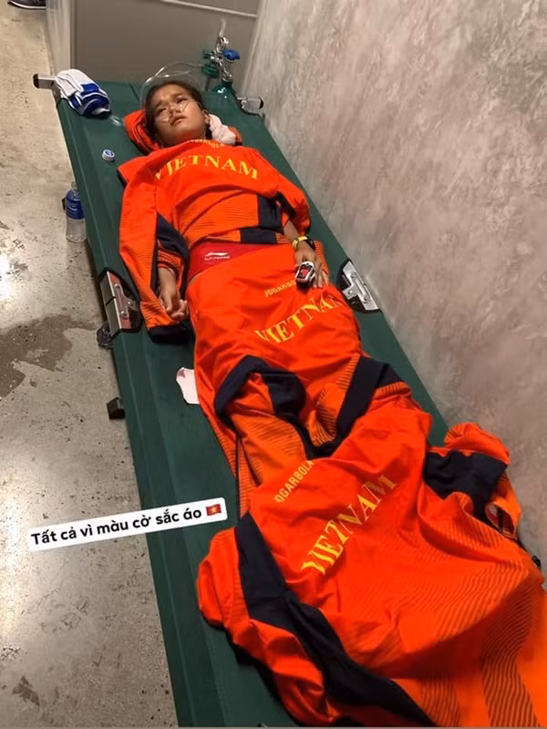 Nữ vật động viên Việt Nam được đưa vào thở oxi ngay sau đó. Thậm chí Hồng Lệ còn không thể tự mặc quần áo dài và phải có người bế lên bục nhận huy chương.
