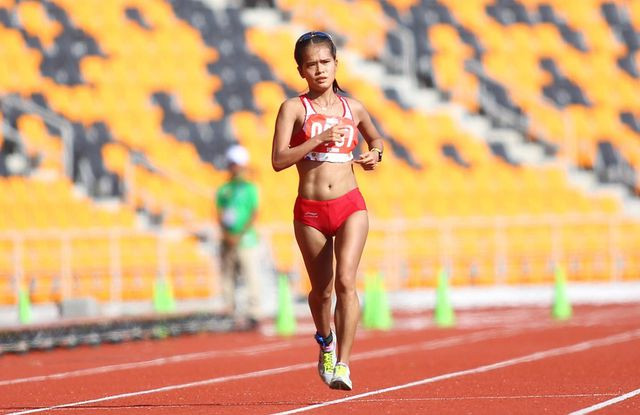 Trong thời tiết vô cùng khắc nhiệt tại Philippines, đây quả là một phần khi khó khăn cho tất cả các VĐV điền kinh tại SEA Games năm nay, đặc biệt là đối với cô gái nhỏ người Việt Nam.