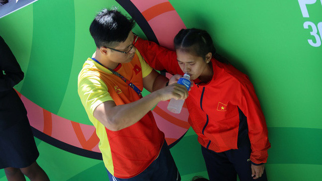 Những hình ảnh của Hồng Lệ ngay sau khi xuất hiện trên mạng xã hội đã khiến nhiều người không khỏi xót xa và cảm phục trước tinh thần thi đấu quật cường của cô gái bé nhỏ để mang về vinh quang cho Tổ quốc.