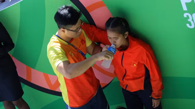 Những hình ảnh của Hồng Lệ ngay sau khi xuất hiện trên mạng xã hội đã khiến nhiều người không khỏi xót xa và cảm phục trước tinh thần thi đấu quật cường của cô gái bé nhỏ để mang về vinh quang cho Tổ quốc.