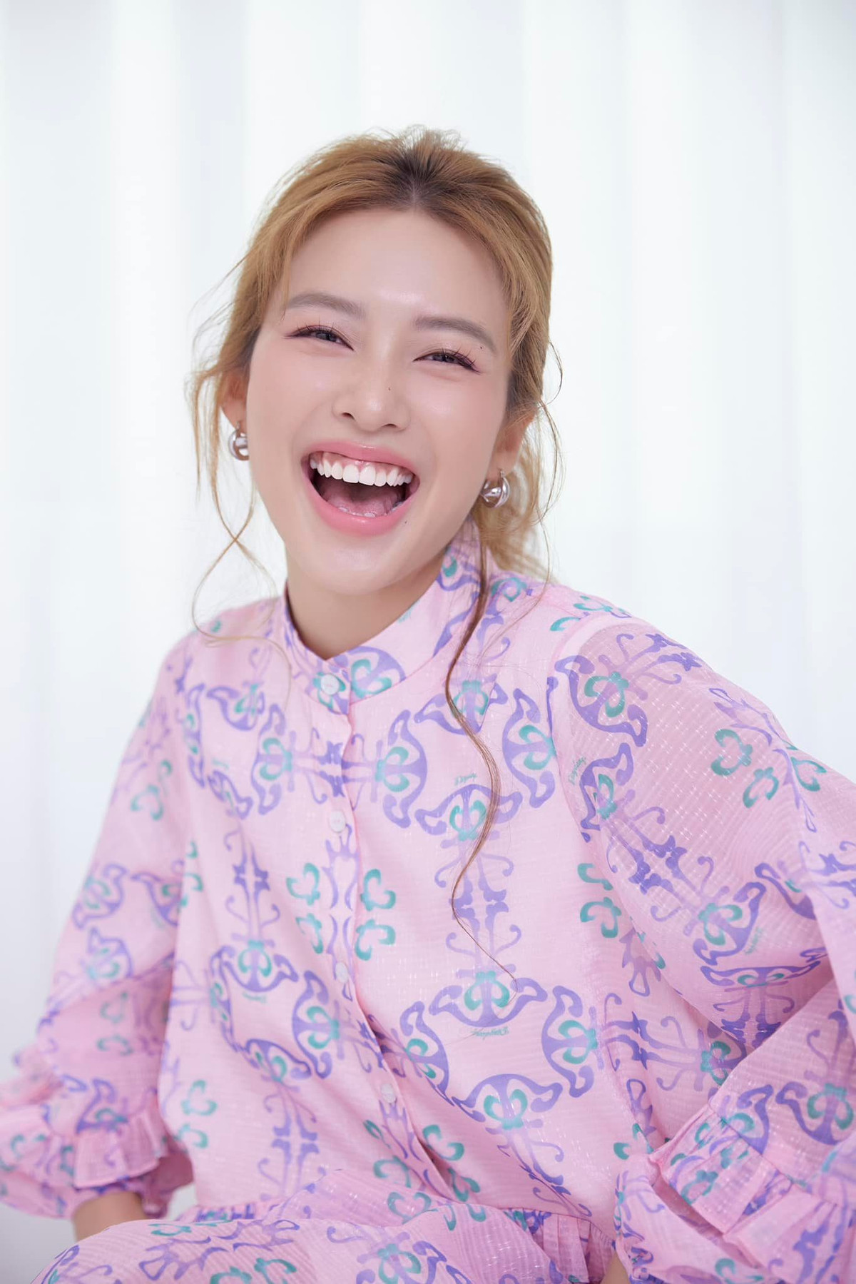 Với gương mặt khả ái, vẻ đẹp trong trẻo, thông tin của cô bé không những được dân mạng trong nước tìm kiếm mà ngay cả truyền thông quốc tế như Trung Quốc, Nhật Bản cũng đưa tin.