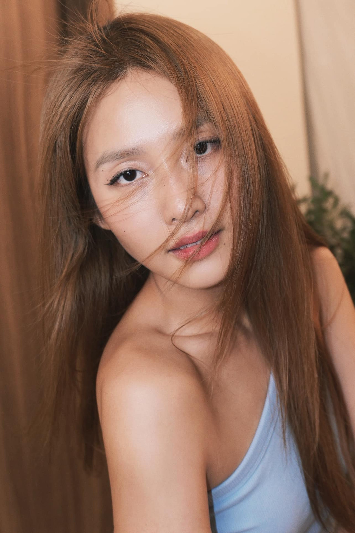 Thường xuyên xuất hiện trong hình tượng ngọt ngào, nữ tính, lần tạo hình này khiến nhiều fan của cô nàng ngỡ ngàng: "Uầy nhìn biểu cảm của cô ta kìa, ngày thường cứ như em bé, nhưng lúc gợi cảm quyến rũ thì không thua kém ai đâu nha", "mê cái nhan sắc này quá".