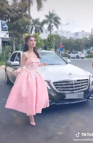 Ăn mặc "lồng lộn" ai cũng cứ tưởng rằng chị em nhà này chuẩn bị đi dự tiệc nào đó hay dự sự kiện hoành tráng. Thế nhưng cái kết của họ lại khiến dân tình cười không ngậm được mồm.