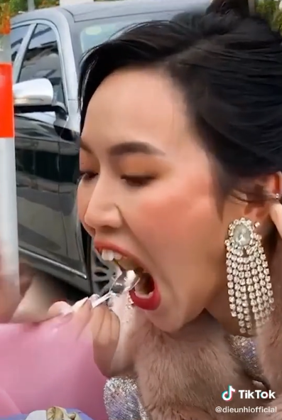 Biểu cảm "khó đỡ" khi ăn của Diệu Nhi còn khiến nhiều người xem "bó tay" vì chẳng giống hình tượng một nữ diễn viên nổi tiếng xinh đẹp trên màn ảnh.