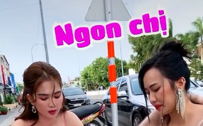Ngọc Trinh và Diệu Nhi rất tập trung ăn uống bên vỉa hè mặc kệ người qua lại.