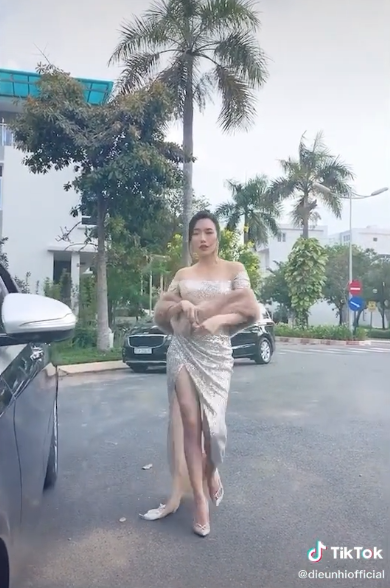 Trong đoạn clip, chị em này diện váy dạ hội lộng lẫy, thần thái sang chảnh bước từ căn biệt thự 24 tỷ đồng của Ngọc Trinh ra xế hộp.