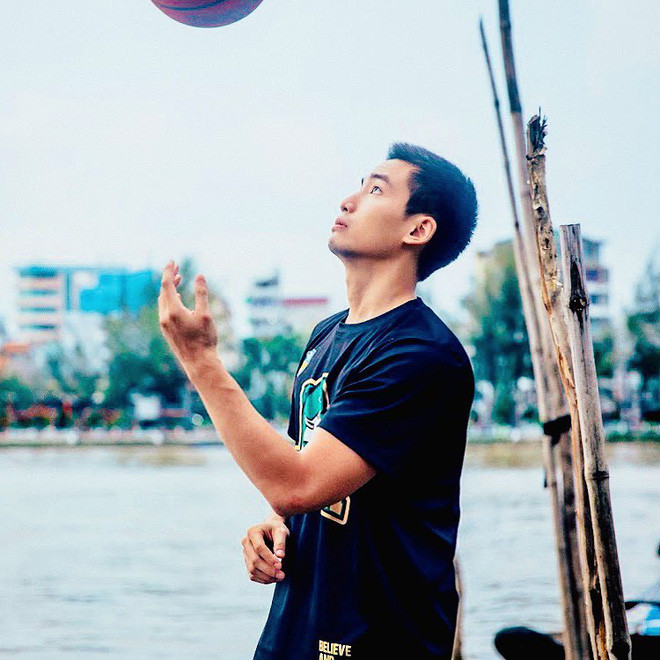 Hiện tại, James Nguyễn đang chơi vị trí hậu vệ cầm bóng của CLB Cantho Catfish.