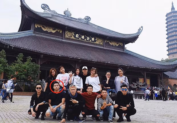 James Nguyễn còn chơi rất thân với hội toàn hot girl, hot boy, ca sĩ và diễn viên nữa.