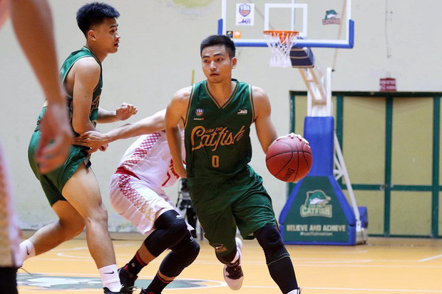 Chơi bóng rổ chuyên nghiệp nên bạn trai Mẫn Tiên sở hữu ngoại hình cực kỳ nổi bật với chiều cao khủng, thân hình đô con.