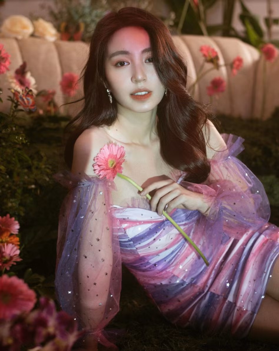 Dù vậy, nhiều năm nay, tên tuổi của cô nàng chưa từng mất đi sức hút. Trang cá nhân của hot girl Mẫn Tiên sở hữu 1 triệu lượt theo dõi, một con số mơ ước của nhiều người.