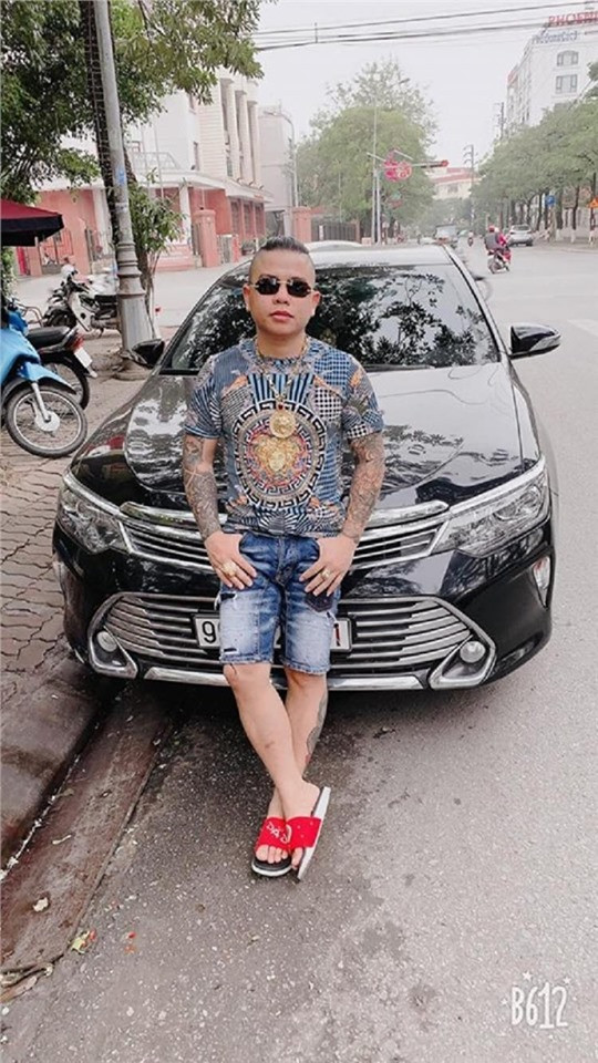 Đồng quan điểm với P.C.H còn có nhiều dân mạng khác, họ đều cho rằng hành vi của Tuyền khi khoe hàng nóng, hàng lạnh dù chưa biết thật hay là đạo cụ nhưng ảnh hưởng tâm lý của không ít người.