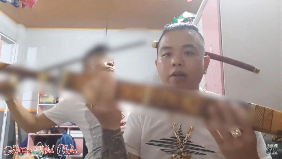 Không chỉ có những lời văng tục, trong các clip của giang hồ mạng Dương Minh Tuyền còn không ít lần khoe những thứ vũ khí mình đang sở hữu trong những đoạn clip.