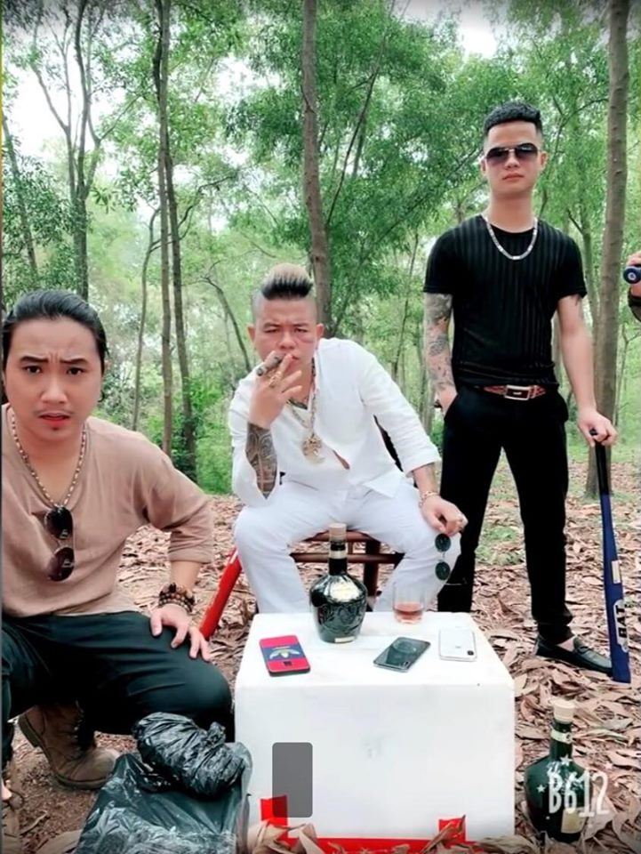 Dù chưa rõ đây là vũ khí quân dụng thật hay chỉ là những đạo cụ nhưng việc khoe mẽ những thứ này, khiến nhiều người cảm thấy Dương Minh Tuyền đang coi thường pháp luật và thể hiện sự ngông nghênh của mình.