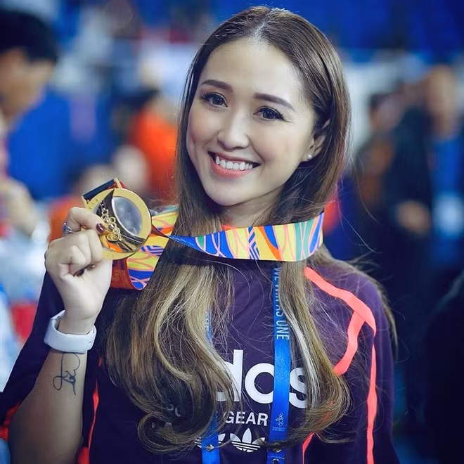 Thu Hà đến với thể dục nghệ thuật từ năm 8 tuổi và giành được nhiều thành tích đáng nể như đoạt HCĐ tại SEA Games 21 và SEA Games 23,....Năm 19 tuổi, cô chuyển sang làm HLV tại Trung Tâm Huấn Luyện Thể Thao Quốc Gia Hà Nội.