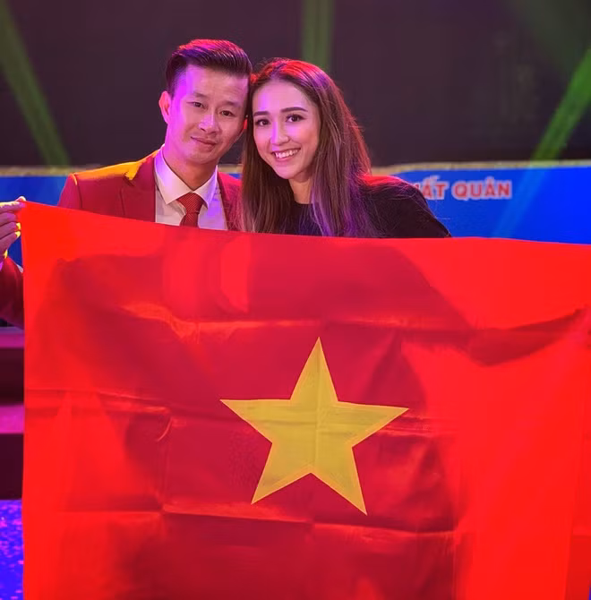 Trước đó tại SEA Games 29, cô nàng đã được rất nhiều người chú ý nhờ nhan sắc nổi trội của mình. Tại Việt Nam, Thu Hà được ưu ái gọi với cái tên "HLV hoa khôi".