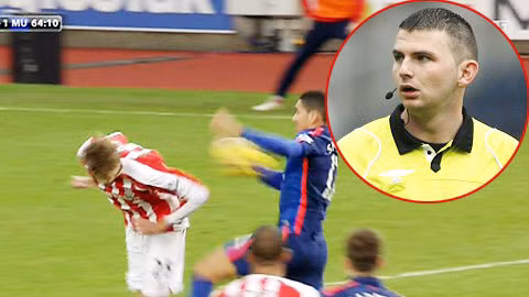  Stoke City – MU (vòng 20), Phút 65, trong nỗ lực ngăn cản cú đánh đầu của đối thủ, hậu vệ Chris Smalling của Man United đã giơ hẳn cánh tay chặn trái bóng lại.