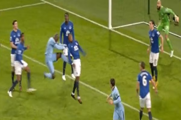Man City – Everton (vòng 15), Trong tình huống Samuel Eto’o nhảy lên đánh đầu, hậu vệ Eliaquim Mangala của Man City từ đằng sau lấy đà tung một cú song phi rất ác ý vào lưng đối thủ.