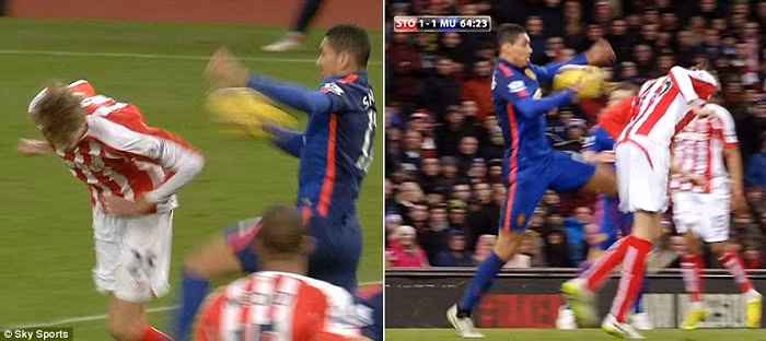 Tình huống khá dễ quan sát nhưng trọng tài Michael Oliver đã từ chối cho Stoke hưởng penalty. Khi đó, tỷ số trận đấu đang là 1-1.