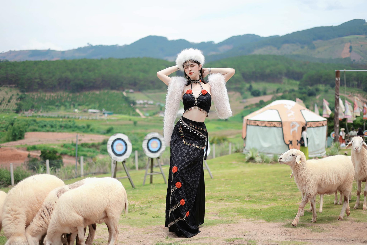 Trần Đức Bo là một trong những cái tên nổi đình nổi đám trên mạng xã hội với nhiều phát ngôn phủ sóng, ăn mặc cầu kỳ, có phần lố lăng.