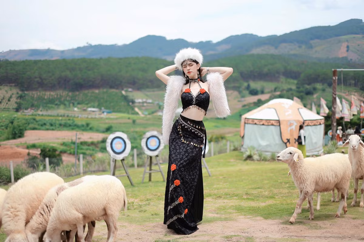 Trần Đức Bo là một trong những cái tên nổi đình nổi đám trên mạng xã hội với nhiều phát ngôn phủ sóng, ăn mặc cầu kỳ, có phần lố lăng.