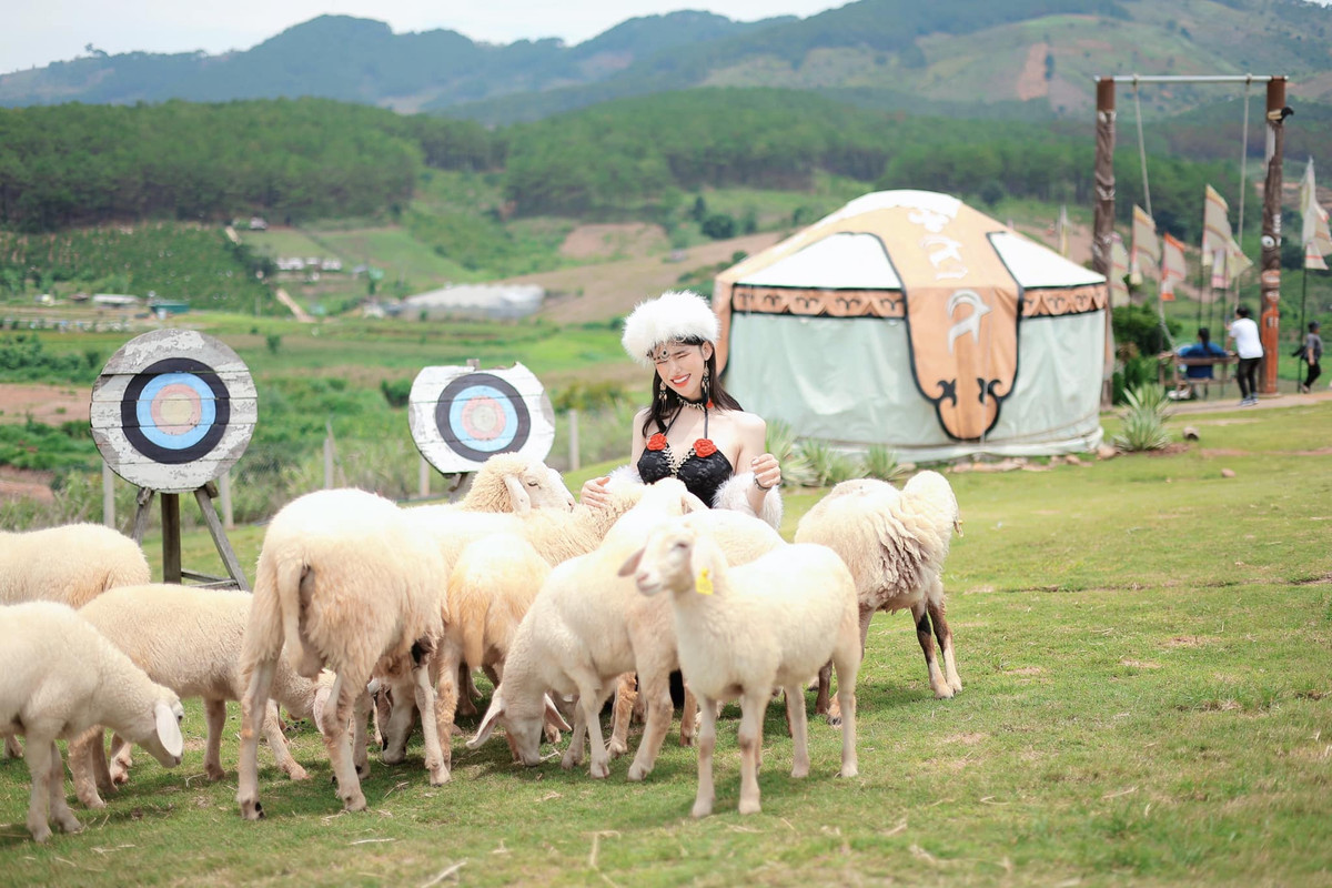 Hiện tượng mạng thường xuyên khoe những hình ảnh nữ tính của mình lên trang cá nhân.