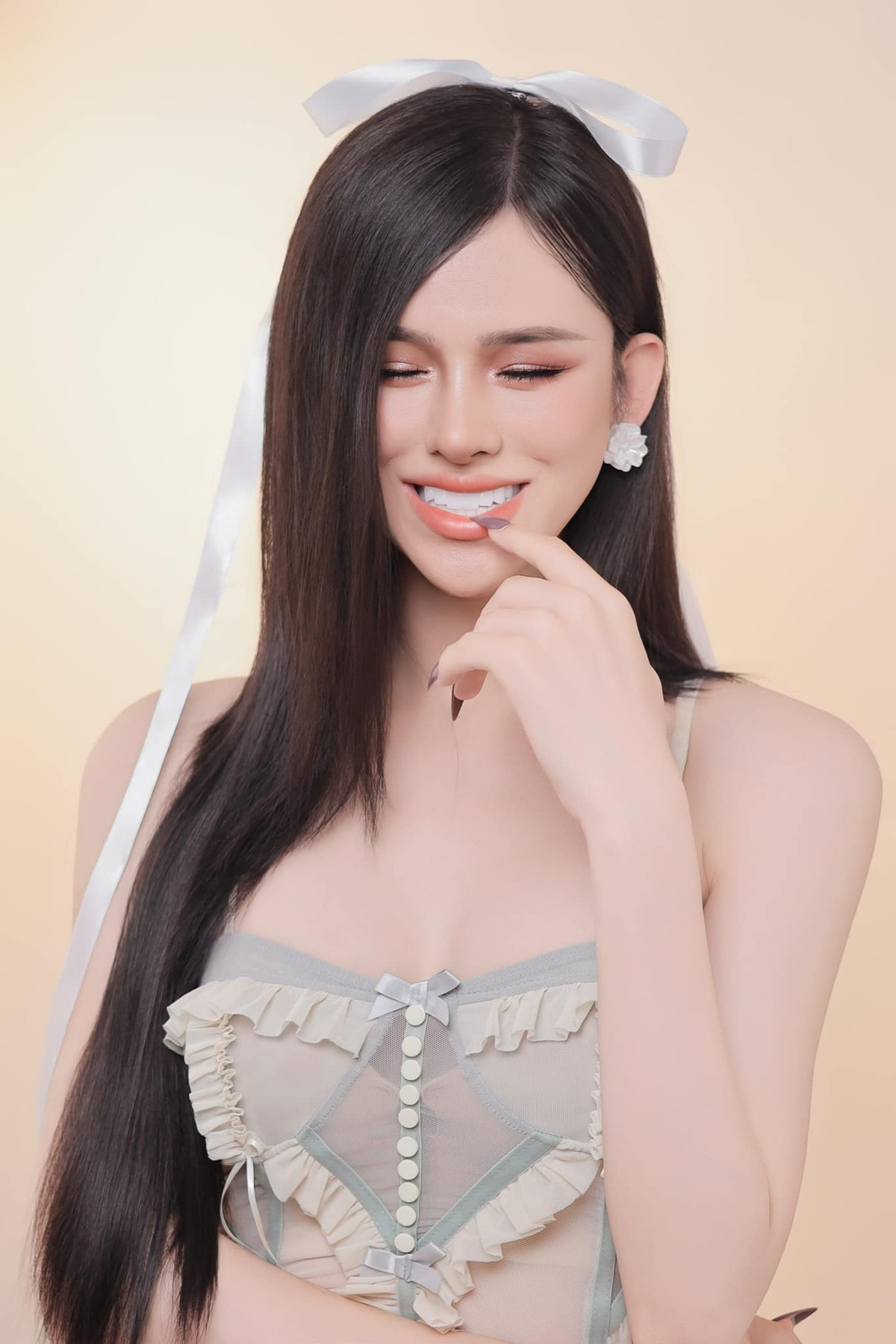 Sau cuộc đại trùng tu, hiện tại Trần Đức Bo sở hữu sống mũi cao, đôi mắt to tròn, gương mặt nhỏ nhắn đầy nữ tính.