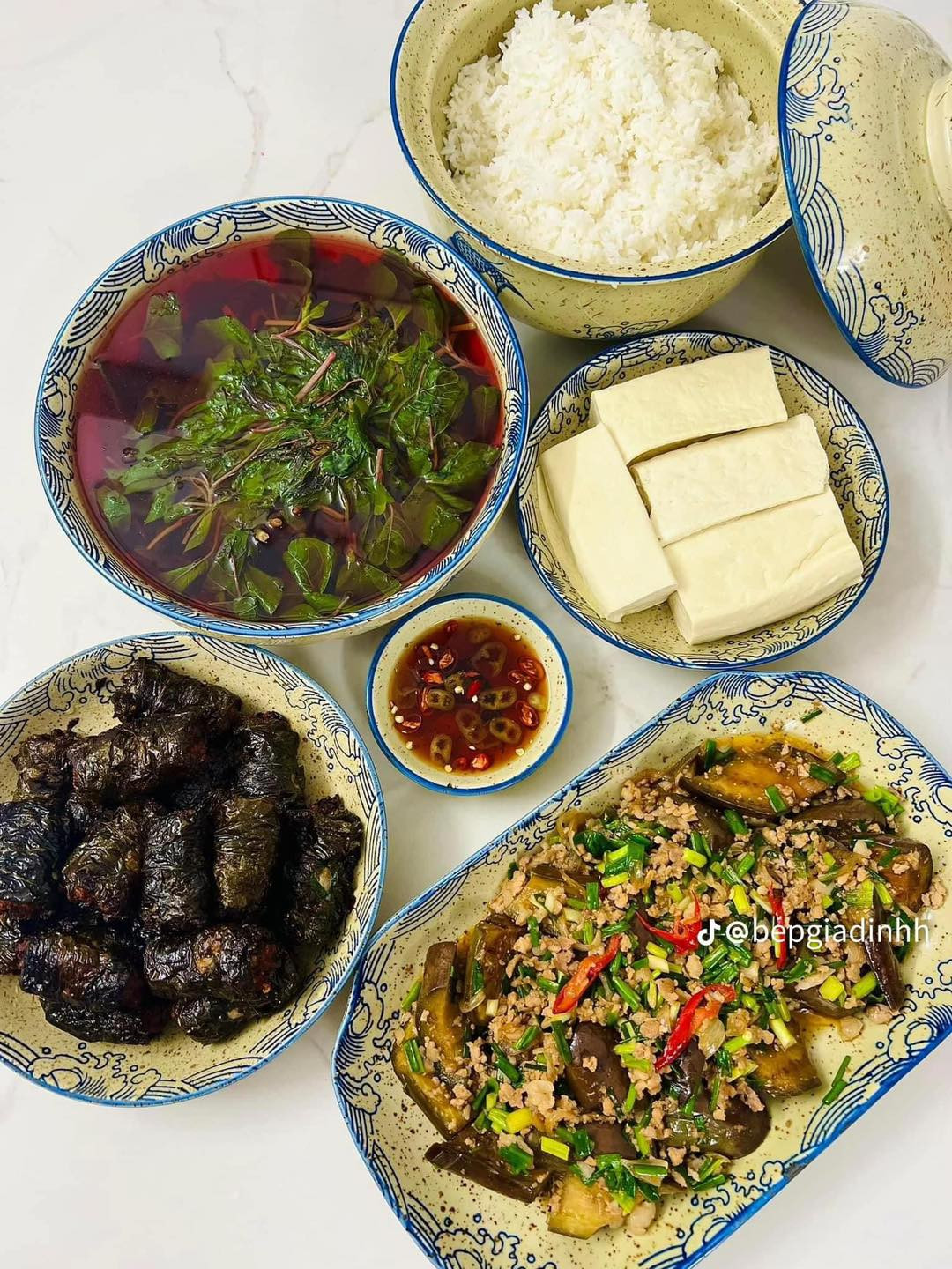 Những món ăn nhìn thì có vẻ cầu kì nhưng lại là những món ăn vô cùng quen thuộc, nguyên liệu cũng dễ kiếm nên không hề khó nấu tí nào.