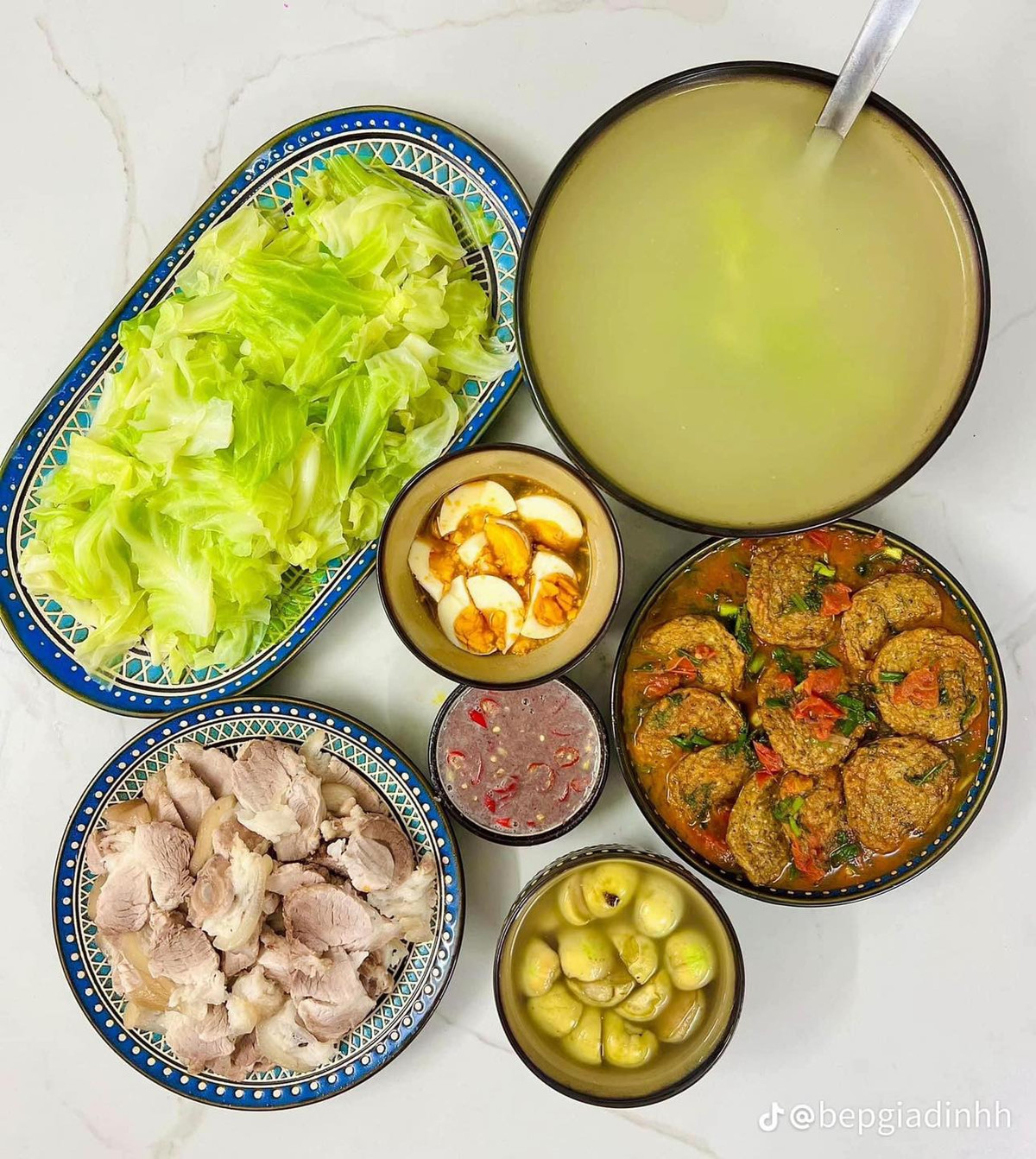 Ông bà ta thường có câu: "Con đường đến với trái tim nhanh nhất là qua dạ dày", chính vậy nhiều người đã bày tỏ chỉ cần nấu những mâm cơm như thế này thì chồng có đi làm về muộn mấy cũng phải đúng giờ ăn cơm nhà.