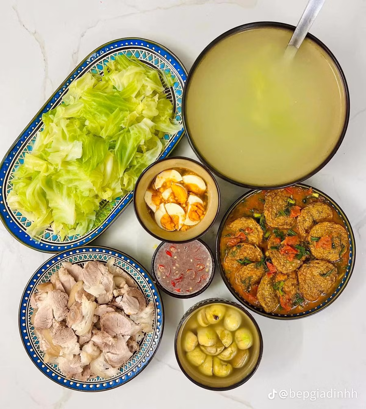 Ông bà ta thường có câu: "Con đường đến với trái tim nhanh nhất là qua dạ dày", chính vậy nhiều người đã bày tỏ chỉ cần nấu những mâm cơm như thế này thì chồng có đi làm về muộn mấy cũng phải đúng giờ ăn cơm nhà.