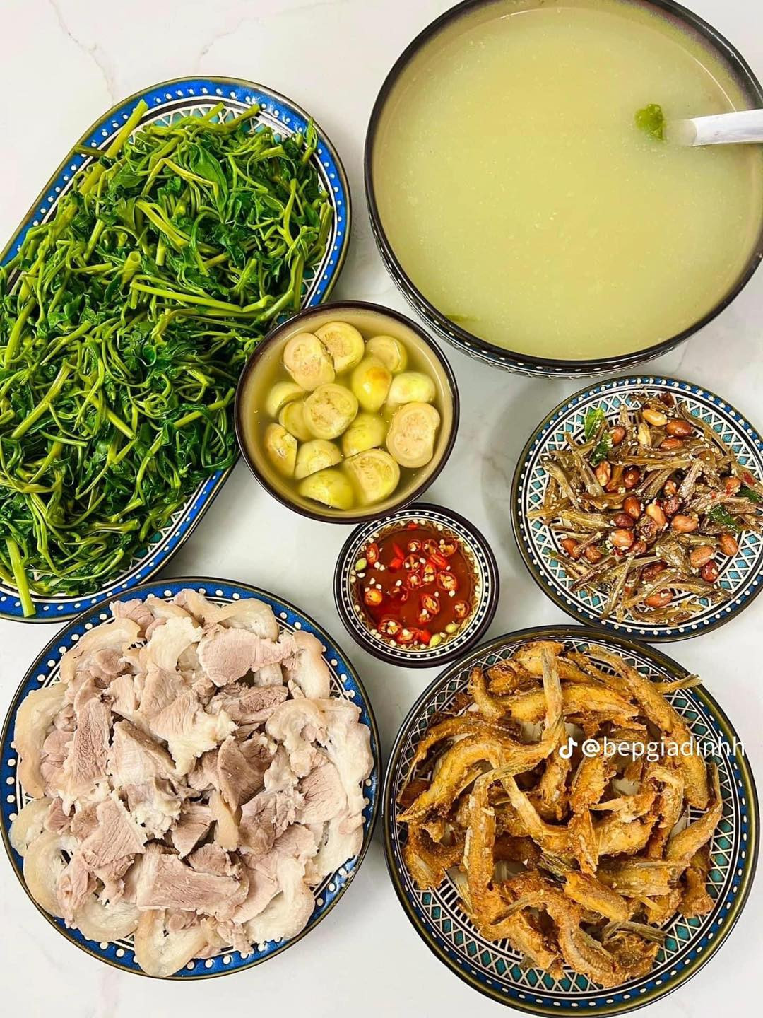 Mỗi bữa cơm thế này được chủ nhân chia sẻ mất khoảng 40 phút để chuẩn bị. Khi chị bắt đầu cắm cơm đến khi cơm chín là cũng có mâm cơm sẵn sàng.