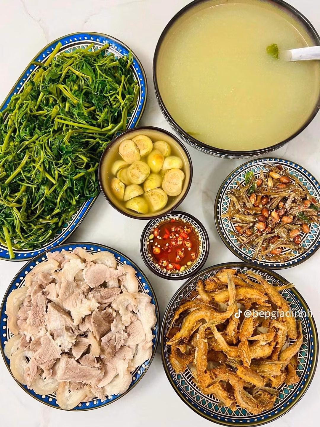 Mỗi bữa cơm thế này được chủ nhân chia sẻ mất khoảng 40 phút để chuẩn bị. Khi chị bắt đầu cắm cơm đến khi cơm chín là cũng có mâm cơm sẵn sàng.