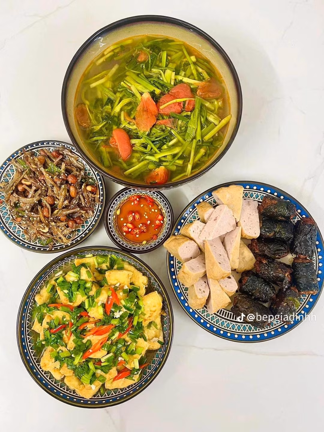 Ở phần dưới bình luận bài đăng, nhiều người đã hết lời khen ngợi sự đảm đang của người vợ, đồng thời bày tỏ muốn lưu lại những mâm cơm này để đến bữa khỏi nghĩ tối nay ăn gì.