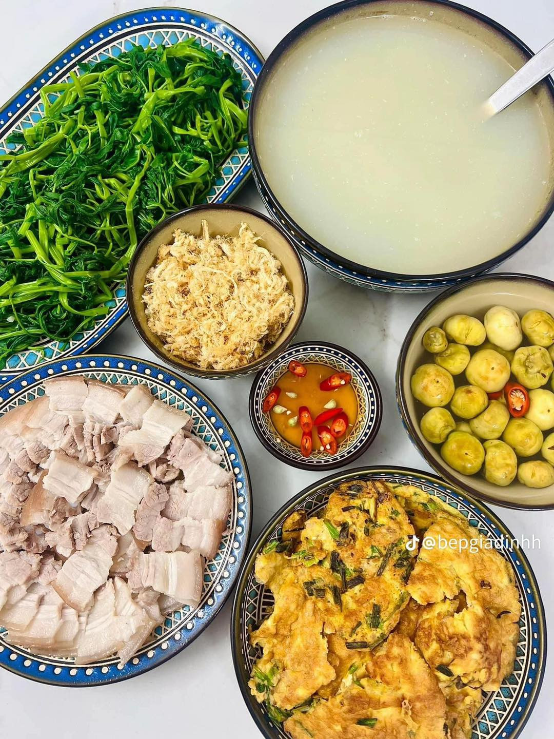 Ngày hè mà có đĩa thịt luộc với cà pháo thế này thì còn gì bằng.