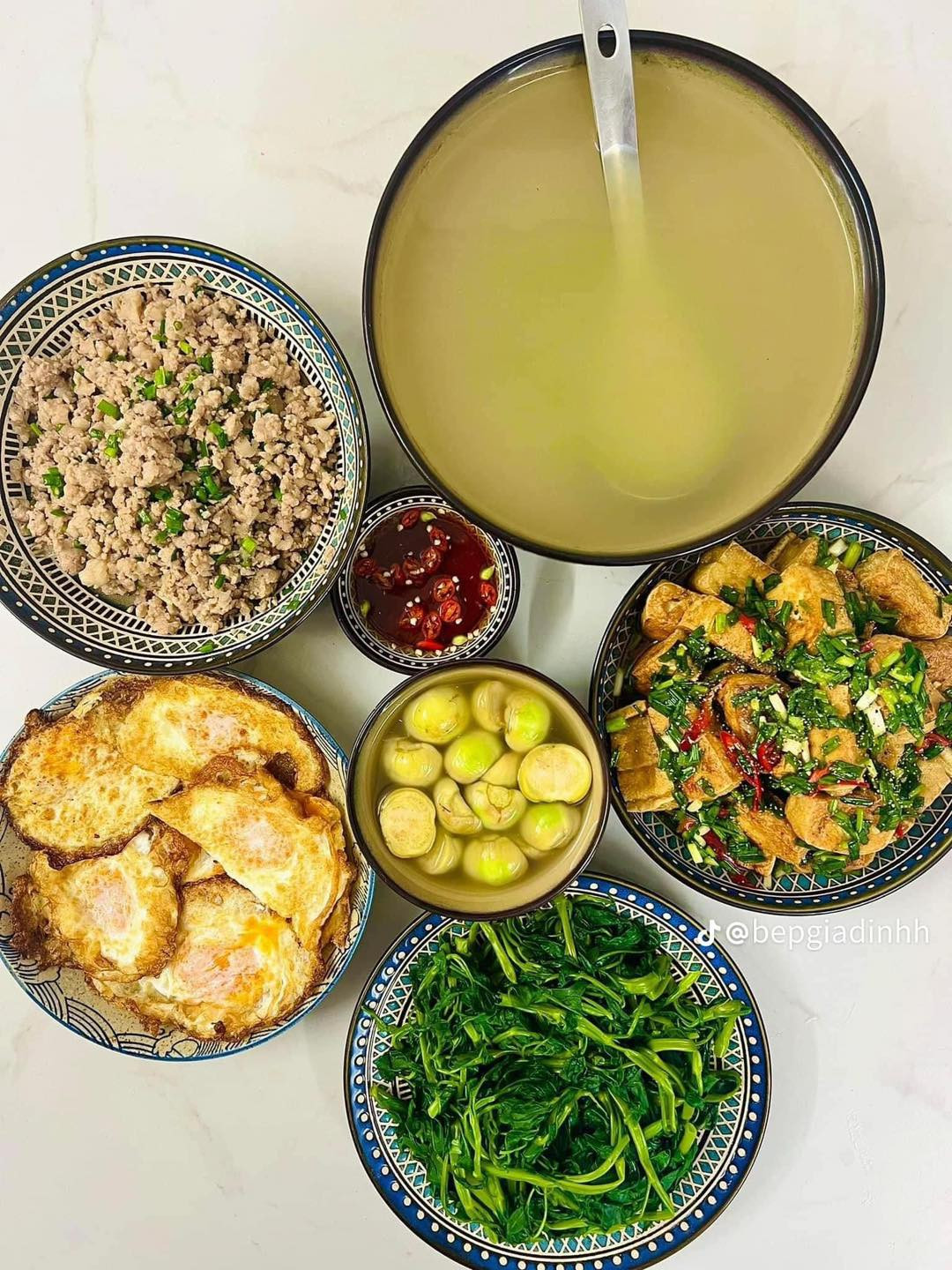 Mâm cơm nào cũng đầy ú ụ, đầy đủ thịt cá, trứng, rau và canh.