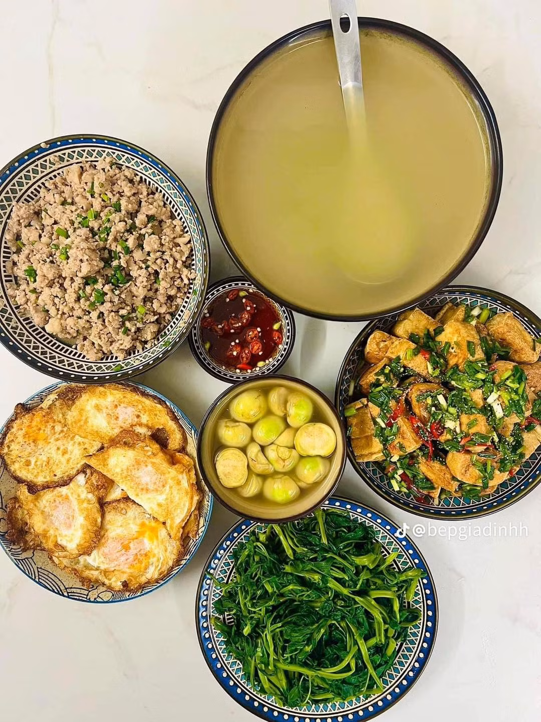 Mâm cơm nào cũng đầy ú ụ, đầy đủ thịt cá, trứng, rau và canh.