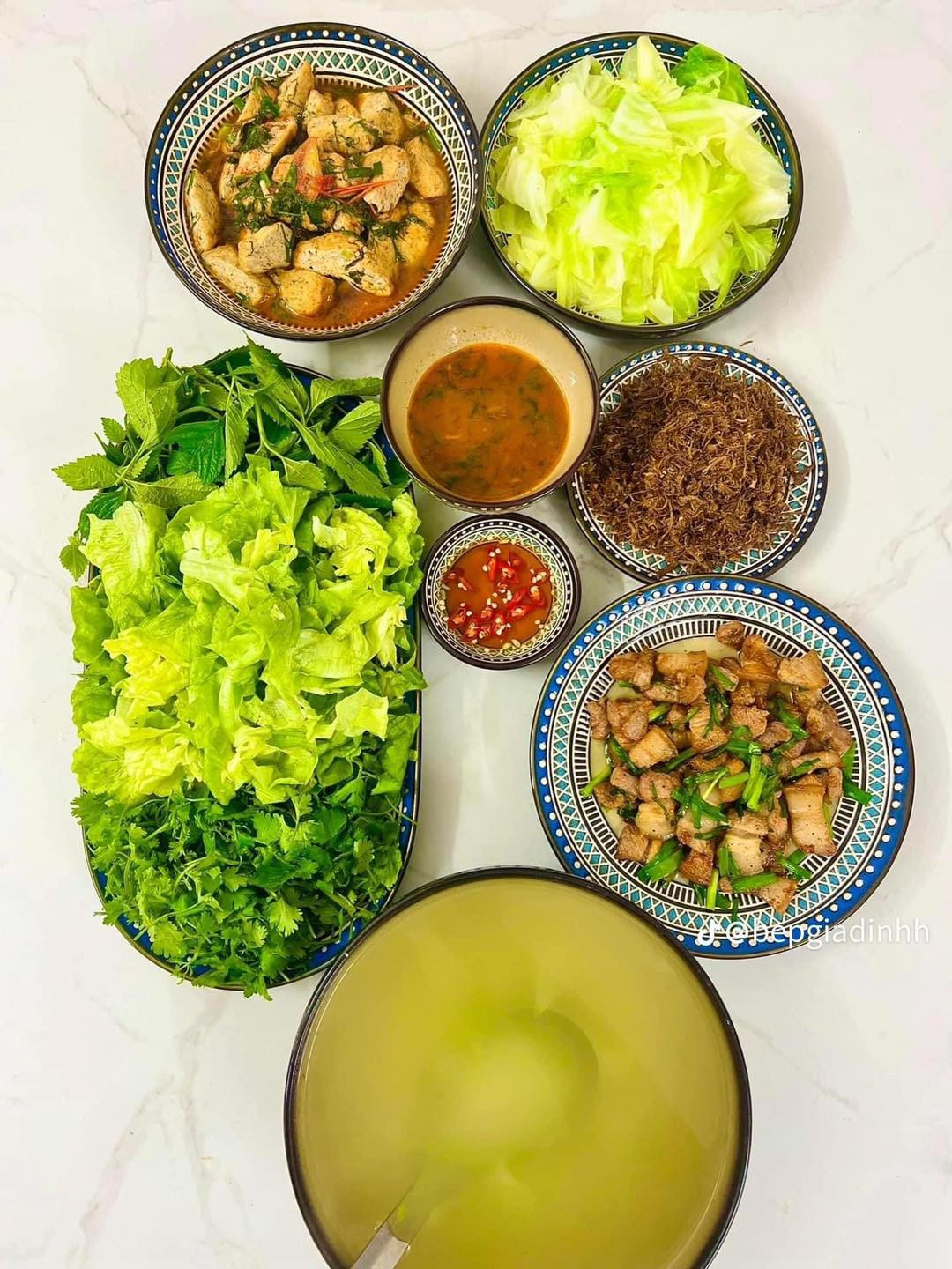 Cuộc sống hiện đại, người trẻ thường bận rộn với công việc nên hay chọn ăn ngoài. Tuy nhiên thường xuyên cùng nhau quay quần bên mâm cơm chính là khoảng thời gian để mọi thành viên gắn kết với nhau.