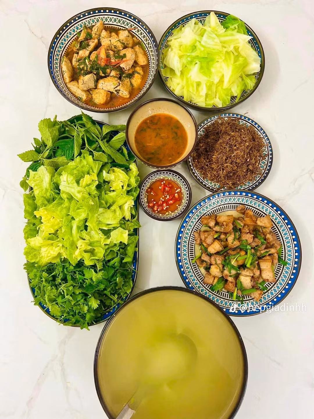 Cuộc sống hiện đại, người trẻ thường bận rộn với công việc nên hay chọn ăn ngoài. Tuy nhiên thường xuyên cùng nhau quay quần bên mâm cơm chính là khoảng thời gian để mọi thành viên gắn kết với nhau.