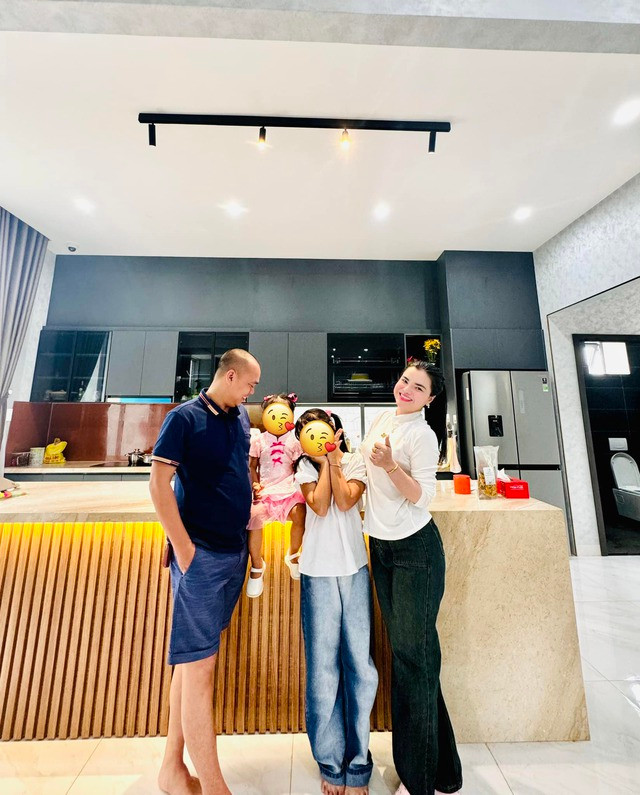 Kết hôn 10 năm, hiện tại cả 2 đã có 2 cô con gái xinh xắn, ngoan ngoãn và 1 cuộc hôn nhân viên mãn.