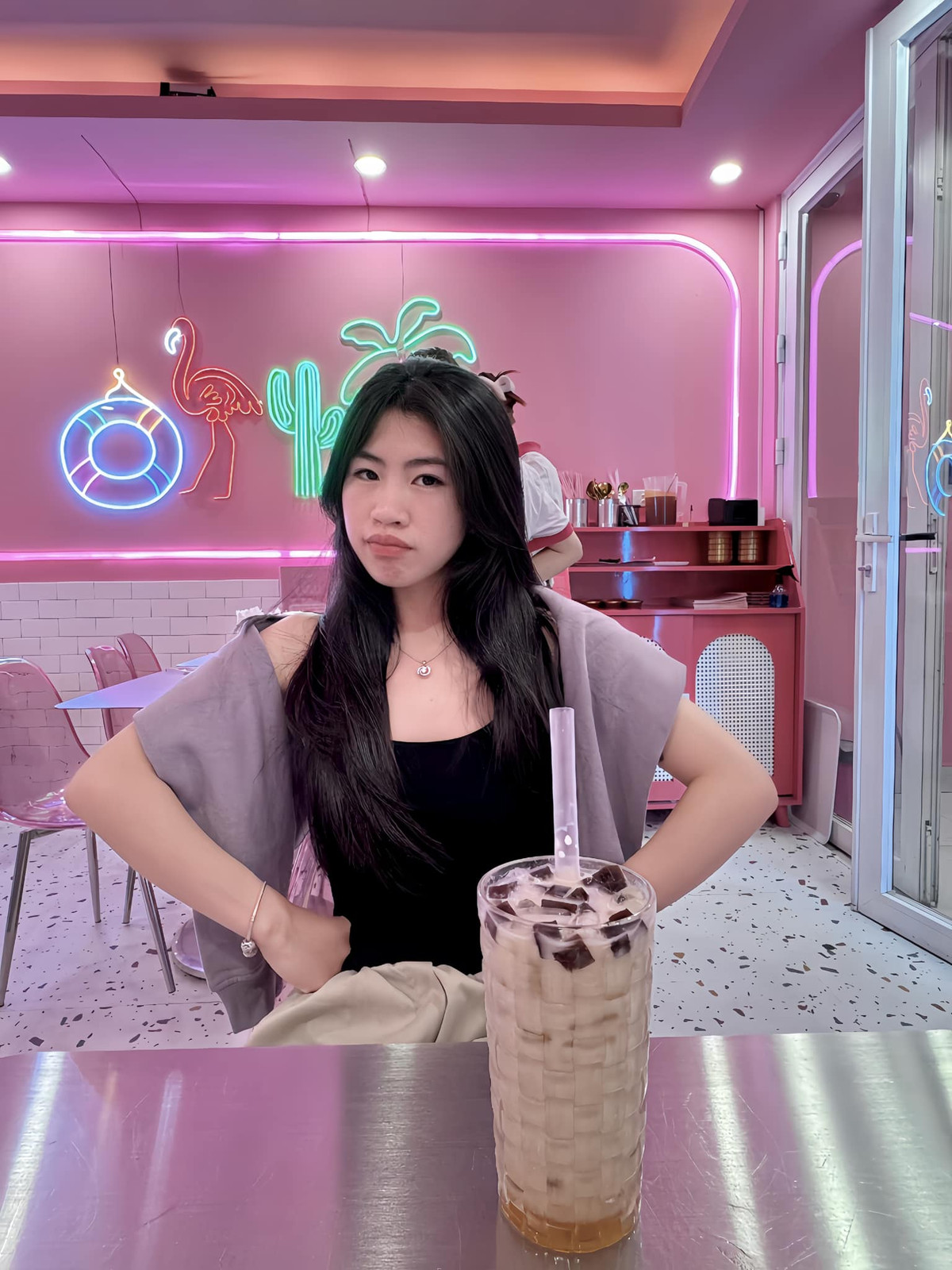 Bên cạnh chiều cao 1,62m, Thanh Nhã được nhận xét sở hữu nhan sắc "không phải dạng vừa" cùng phong cách thời trang trẻ trung, năng động và bắt kịp xu hướng.