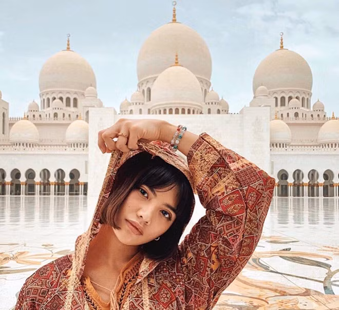 Ngoài ra, nữ blogger đa năng Vienna hiện sở hữu hãng quần áo, phụ kiện online.