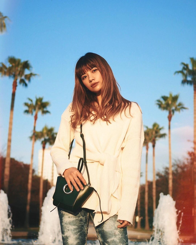 Với lợi thế ngoại hình, Vienna là mẫu cho một số nhãn hàng thời trang. Cô cũng thường xuyên chia sẻ các bí kíp làm đẹp của mình trên trang cá nhân.