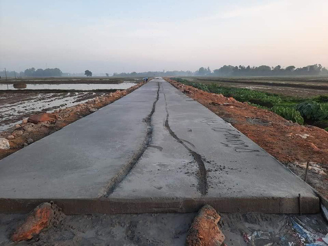 Mới đây, trên mạng xã hội xôn xao trước bức ảnh một con đường bê tông vừa mới đổ, chưa kịp khô thì không biết ai đã "khai trương" bằng vết xe siêu dài trông vô cùng nhức mắt. Nhiều người cho rằng vết dài như vậy có lẽ được gây ra bởi bánh xe máy.