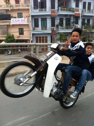 Các đối tượng thường xuyên đua xe, bốc đầu da số là học sinh cấp 2, cấp 3.