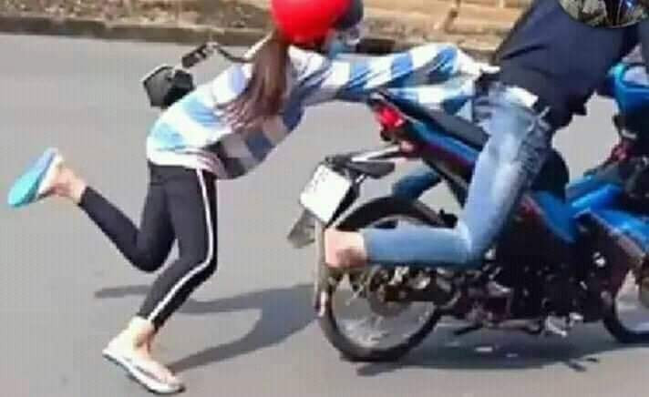 Cô gái phía sau bổ nhào xuống đường sau pha bốc đầu còn chàng trai sau khi loạng choạng thì cũng giữ được tay lái thăng bằng. Mặc dù khá thương cô gái nhưng dân mạng vẫn không nhịn nổi cười với pha dân chơi bốc đầu này.