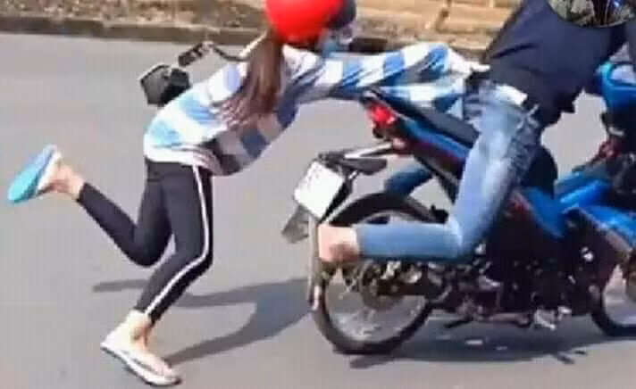 Cô gái phía sau bổ nhào xuống đường sau pha bốc đầu còn chàng trai sau khi loạng choạng thì cũng giữ được tay lái thăng bằng. Mặc dù khá thương cô gái nhưng dân mạng vẫn không nhịn nổi cười với pha dân chơi bốc đầu này.