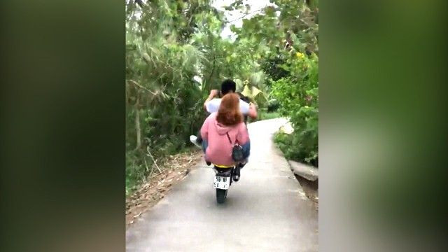 Đã có rất nhiều vụ bốc đầu dẫn đến bị ngã, nhẹ thì trầy xước da, nặng thì gãy chân, gãy tay và thậm chí là mất mạng, thế nhưng dường như thanh niên là lứa tuổi không biết sợ khi vẫn cố tình bốc đầu, đua xe để chứng tỏ độ chơi của bản thân.