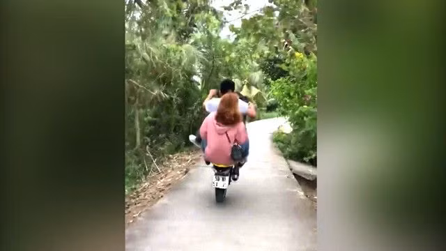 Đã có rất nhiều vụ bốc đầu dẫn đến bị ngã, nhẹ thì trầy xước da, nặng thì gãy chân, gãy tay và thậm chí là mất mạng, thế nhưng dường như thanh niên là lứa tuổi không biết sợ khi vẫn cố tình bốc đầu, đua xe để chứng tỏ độ chơi của bản thân.