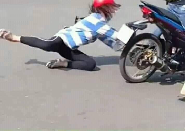 "Ngu thì chết chứ tội tình gì? Đi hẳn hoi tử tế còn không ăn ai, ngã liên tục nữa là bốc đầu, đua xe. Không biết ngã thế này có nhớ không hay lần sau lại bốc đầu tiếp? Lần sau ngồi sau xe ai cũng phải chọn em gái nhé" - Facebooker H.K.L bình luận.